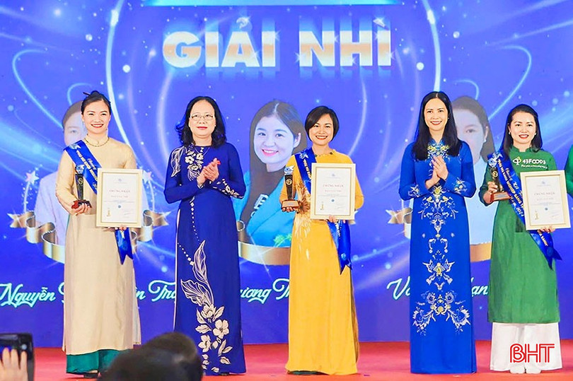 Chị Nguyễn Thị Huyền Trang (ngoài cùng bên trái) nhận giải nhì tại Chung kết toàn quốc Cuộc thi ý tưởng phụ nữ khởi nghiệp năm 2024. bqbht_br_a2.jpg