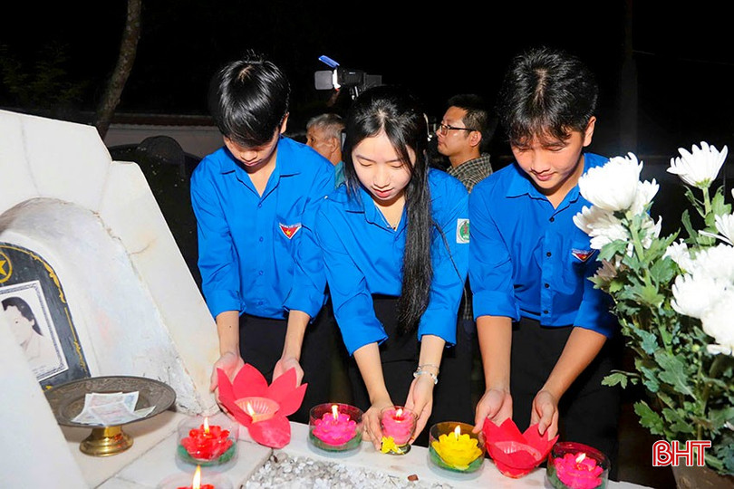 Los miembros de la Unión de Jóvenes encendieron velas en agradecimiento en las tumbas de 10 mujeres jóvenes voluntarias en la intersección de Dong Loc en ocasión del 57º aniversario de su sacrificio (24 de julio de 1968 - 24 de julio de 2025). bqbht_br_a6.jpg