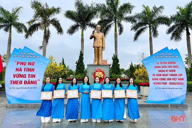 Dịp này, chi bộ Hội LHPN tỉnh đã biểu dương, khen thưởng 1 tập thể, 7 cá nhân có thành tích xuất sắc trong công tác xây dựng Đảng; 7 điển hình tiêu biểu trong học tập và làm theo tư tưởng, đạo đức, phong cách Hồ Chí Minh năm 2024.