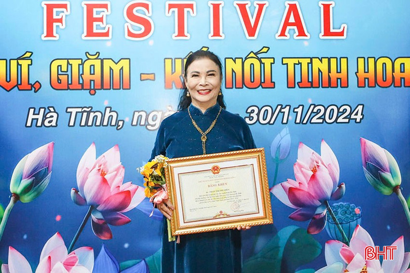 Bà Phan Thư Hiền - nguyên Phó Giám đốc Sở VH-TT&DL Hà Tĩnh nhận Bằng khen của UBND tỉnh về công tác bảo tồn và phát huy giá trị di sản văn hóa phi vật thể dân ca ví, giặm, dịp 2024. bqbht_br_a4.jpg
