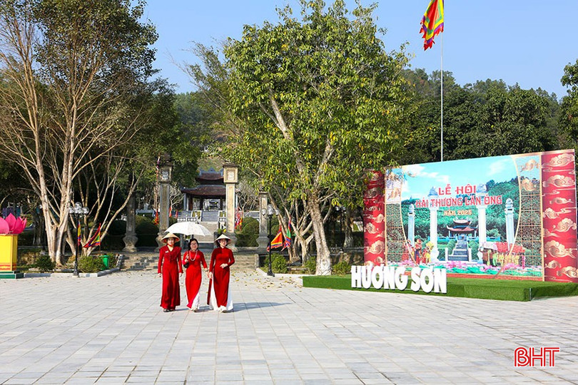 Không gian trước Khu mộ và tượng đài Lê Hữu Trác, nơi diễn ra nhiều hoạt động trong khuôn khổ Lễ hội Hải Thượng Lãn Ông đã được trang hoàng, sẵn sàng cho ngày khai hội. bqbht_br_a1.jpg
