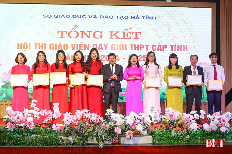 Lãnh đạo Ban Tuyên giáo và Dân vận Tỉnh ủy, Sở GD&ĐT trao chứng nhận cho 10 giáo viên đạt giải nhất. bqbht_br_a2-3498.jpg