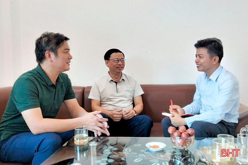 Lãnh đạo Trung tâm Văn hóa - Truyền thông huyện Can Lộc chia sẻ về sự phấn khởi đối với chủ trương của tỉnh trong chuyển đổi mô hình thành trung tâm VH-TT khu vực với phóng viên Báo Hà Tĩnh (bìa phải). bqbht_br_b5.jpg