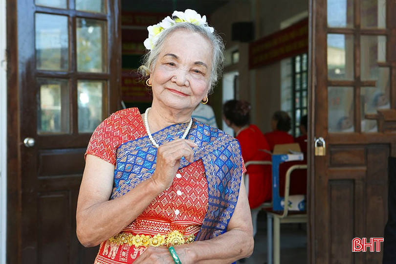 Nhờ tham gia các hoạt động văn hóa, văn nghệ, TDTT người cao tuổi, bà Nguyễn Thị Luyến (trú tại TDP4 Bắc Hà, phường Thành Sen) thêm yêu đời, sống vui, sống khỏe. Trong ảnh: bà Luyến trong một buổi biểu diễn văn nghệ, ca ngợi về tình yêu hòa bình. bqbht_br_a3.jpg