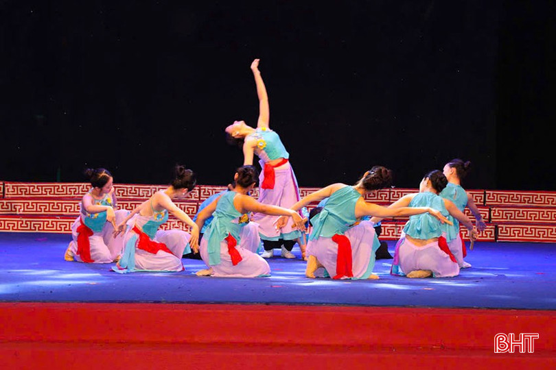 Chương trình có thời lượng 30 phút với 5 tiết mục gồm: Tổ khúc dân ca ví, giặm "Bắc miền Trung - câu hát nghĩa tình"; tốp ca nam "Khúc đồng dao"; múa "Phường vải đêm trăng"; tân cổ dân ca ví, giặm "Một khúc tâm tình của người Hà Tĩnh"; ca khúc "Âm vang đất phượng hoàng". Trong ảnh: Tiết mục múa "Phường vải đêm trăng". bqbht_br_a1.jpg