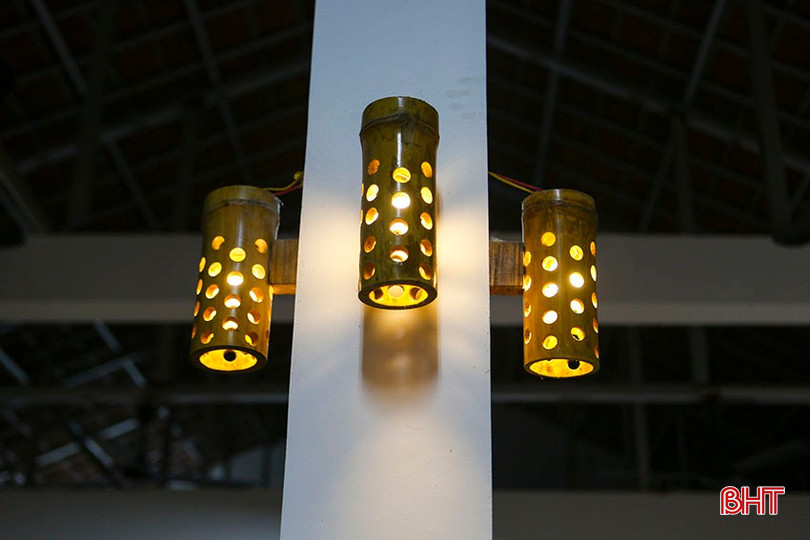 Đèn trang trí và các vật dụng đều làm bằng thủ công từ những vật liệu thiên nhiên. bqbht_br_a5.jpg