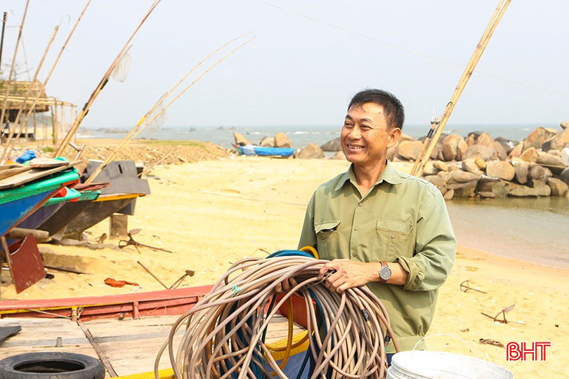 Ngư dân Nguyễn Thanh Long (xã Kỳ Xuân, huyện Kỳ Anh) chuẩn bị cho chuyến ra khơi câu mực nhảy phục vụ khách du lịch. bqbht_br_c3.jpg