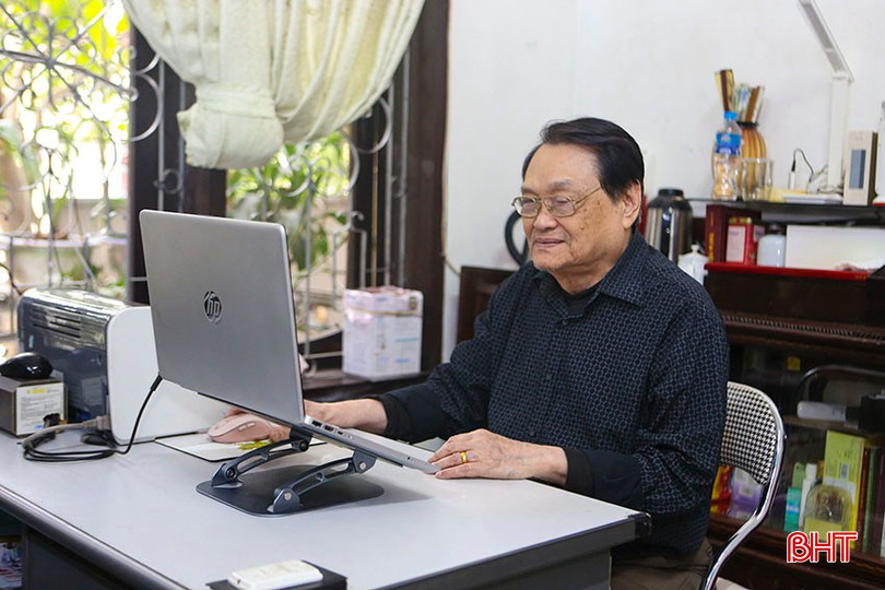 Ở tuổi 83, nhà nghiên cứu Hà Quảng vẫn miệt mài trên cánh đồng chữ nghĩa. bqbht_br_a2.jpg