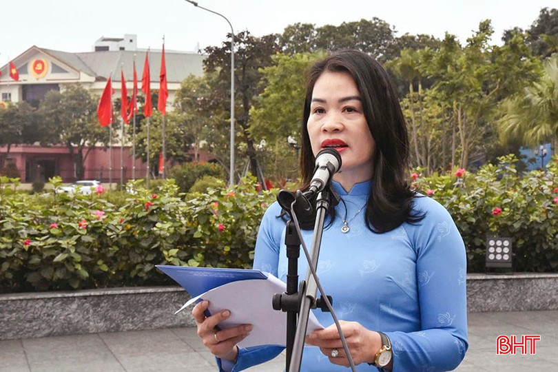 Hội LHPN Hà Tĩnh được Thủ tướng Chính phủ, Trung ương Hội LHPN Việt Nam, UBND tỉnh tặng bằng khen, Chi bộ cơ quan Hội LHPN Hà Tĩnh nhiều năm liền được xếp loại hoàn thành tốt, hoàn thành xuất sắc nhiệm vụ. Ảnh: Phó Chủ tịch Hội LHPN tỉnh Nguyễn Thị Quyên báo công trước tượng đài Bác Hồ trong khuôn viên khu lưu niệm.