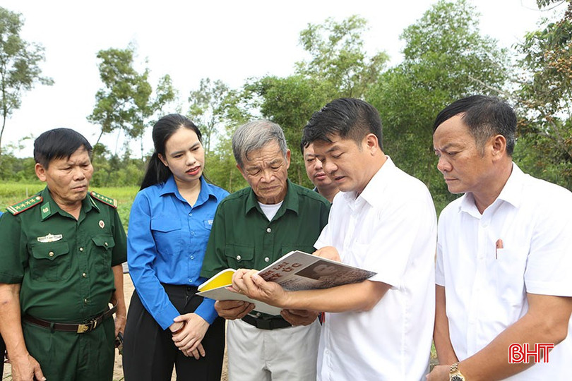 El Presidente del Comité Provincial del Frente de la Patria, Tran Nhat Tan, y el Secretario de la Unión Provincial de la Juventud, Nguyen Ny Huong, presentaron al Sr. Tran Thanh Tan y a los delegados las publicaciones y documentos sobre el Héroe de las Fuerzas Armadas del Pueblo, el Mártir Tran Van Dan. bqbht_br_a5.jpg