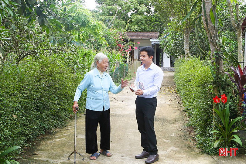 Bà Nguyễn Thị Bình trò chuyện với phóng viên Báo Hà Tĩnh. bqbht_br_a5-7648.jpg
