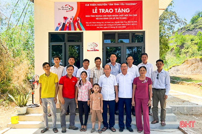Đại diện nhà tài trợ, Hội Nạn nhân chất độc da cam/dioxin tỉnh làm lễ bàn giao ngôi nhà mới cho gia đình chị Lê Thị Tú Anh (nạn nhân CĐDC thế hệ thứ 2) tại xã Đức Thọ, dịp cuối năm 2024. a4.jpg