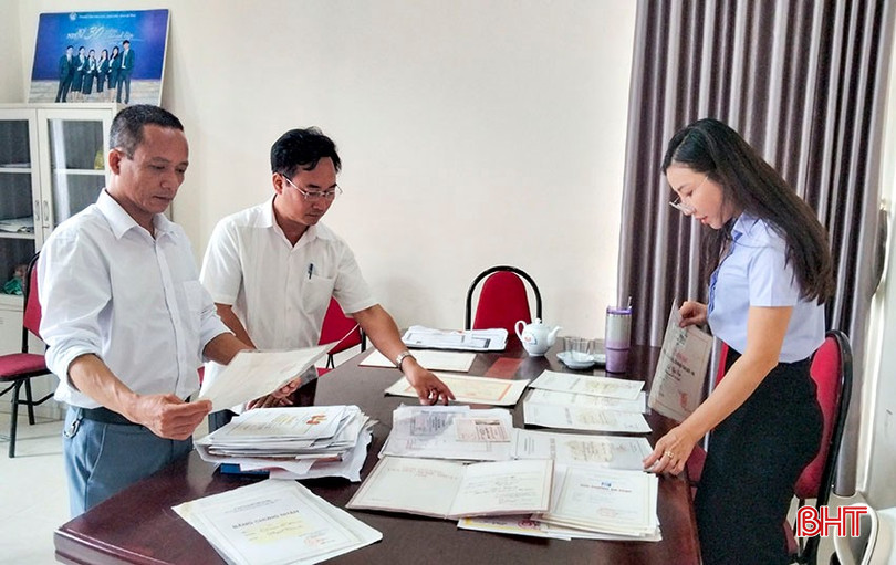 Cán bộ, nhân viên Trung tâm Văn hóa, Điện ảnh và Xúc tiến du lịch Hà Tĩnh đang tích cực phân loại tư liệu chuẩn bị cho trưng bày, triển lãm. bqbht_br_c1.jpg