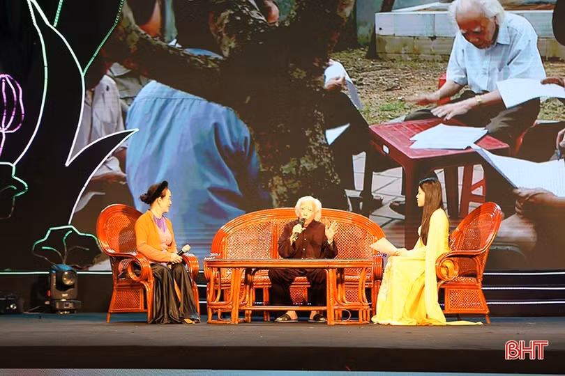 Việc được phong tặng các danh hiệu là sự ghi nhận những nỗ lực của các nghệ nhân trong việc bảo tồn, phát huy giá trị các di sản văn hóa phi vật thể. Trong ảnh: 2 Nghệ nhân Nhân dân Vũ Thị Thanh Minh và Trần Khánh Cẩm tại chương trình nghệ thuật cầu truyền hình trực tiếp "Đôi bờ ví, giặm" nhân kỷ niệm 10 năm dân ca ví, giặm được UNESCO ghi danh là di sản văn hóa phi vật thể đại diện của nhân loại.