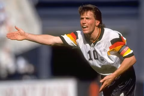 Danh sách chủ nhân Quả Bóng Vàng trong quá khứ 1956 Stanley Matthews (Anh/Blackpool) 1957 Alfredo di Stefano (Tây Ban Nha/Real Madrid) 1958 Raymond Kopa (Pháp/Real Madrid) 1959 Alfredo di Stefano (Tây Ban Nha/Real Madrid) 1960 Luis Suarez (Tây Ban Nha/Barcelona-Inter Milan) 1961 Omar Sivori (Italia/Juventus) 1962 Josef Masopust (Czechoslovakia/Dukla Prague) 1963 Lev Yashin (Liên Xô/Dynamo Moscow) 1964 Denis Law (Scotland/Manchester United) 1965 Eusebio (Bồ Đào Nha/Benfica) 1966 Bobby Charlton (Anh/Manchester United) 1967 Florian Albert (Hungary/Ferencvaros) 1968 George Best (Bắc Ireland/Manchester United) 1969 Gianni Rivera (Italia/Milan) 1970 Gerd Mueller (Đức/Bayern Munich) 1971 Johan Cruyff (Hà Lan/Ajax) 1972 Franz Beckenbauer (Đức/Bayern Munich) 1973 Johan Cruyff (Hà Lan/Ajax-Barcelona) 1974 Johan Cruyff (Hà Lan/Barcelona) 1975 Oleg Blokhin (Liên Xô/Dynamo Kiev) 1976 Franz Beckenbauer (Đức/Bayern Munich) 1977 Allan Simonsen (Đan Mạch/Borussia Moenchengladbach) 1978 Kevin Keegan (Anh/Hamburg) 1979 Kevin Keegan (Anh/Hamburg) 1980 Karl-Heinz Rummenigge (Đức/Bayern Munich) 1981 Karl-Heinz Rummenigge (Đức/Bayern Munich) 1982 Paolo Rossi (Italia/Juventus) 1983 Michel Platini (Pháp/Juventus) 1984 Michel Platini (Pháp/Juventus) 1985 Michel Platini (Pháp/Juventus) 1986 Igor Belanov (Liên Xô/Dynamo Kiev) 1987 Ruud Gullit (Hà Lan/Milan) 1988 Marco Van Basten (Hà Lan/Milan) 1989 Marco Van Basten (Hà Lan/Milan) 1990 Lothar Matthaeus (Đức/Inter Milan) 1991 Jean-Pierre Papin (Pháp/Milan) 1992 Marco Van Basten (Hà Lan/Milan) 1993 Roberto Baggio (Italia/Juventus) 1994 Hristo Stoichkov (Bulgaria/Barcelona) 1995 George Weah (Liberia/Milan) 1996 Matthias Sammer (Đức/Borussia Dortmund) 1997 Ronaldo (Brazil/Barcelona-Inter Milan) 1998 Zinedine Zidane (Pháp/Juventus) 1999 Rivaldo (Brazil/Barcelona) 2000 Luis Figo (Bồ Đào Nha/Barcelona-Real Madrid) 2001 Michael Owen (Anh/Liverpool) 2002 Ronaldo (Brazil/Inter Milan-Real Madrid) 2003 Pavel Nedved (CH Séc/Juventus) 2004 Andriy Shevchenko (Ukraine/Milan) 2005 Ronaldinho (Brazil/Barcelona) 2006 Fabio Cannavaro (Italia/Juventus-Real Madrid) 2007 Kaka (Brazil/Milan) 2008 Cristiano Ronaldo (Bồ Đào Nha/Manchester United) 2009 Lionel Messi (Argentina/Barcelona) 2010 Lionel Messi (Argentina/Barcelona) 2011 Lionel Messi (Argentina/Barcelona) 2012 Lionel Messi (Argentina/Barcelona) 2013 Cristiano Ronaldo (Bồ Đào Nha/Real Madrid)