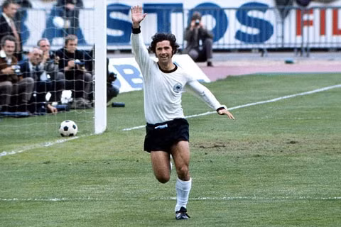 Danh sách chủ nhân Quả Bóng Vàng trong quá khứ 1956 Stanley Matthews (Anh/Blackpool) 1957 Alfredo di Stefano (Tây Ban Nha/Real Madrid) 1958 Raymond Kopa (Pháp/Real Madrid) 1959 Alfredo di Stefano (Tây Ban Nha/Real Madrid) 1960 Luis Suarez (Tây Ban Nha/Barcelona-Inter Milan) 1961 Omar Sivori (Italia/Juventus) 1962 Josef Masopust (Czechoslovakia/Dukla Prague) 1963 Lev Yashin (Liên Xô/Dynamo Moscow) 1964 Denis Law (Scotland/Manchester United) 1965 Eusebio (Bồ Đào Nha/Benfica) 1966 Bobby Charlton (Anh/Manchester United) 1967 Florian Albert (Hungary/Ferencvaros) 1968 George Best (Bắc Ireland/Manchester United) 1969 Gianni Rivera (Italia/Milan) 1970 Gerd Mueller (Đức/Bayern Munich) 1971 Johan Cruyff (Hà Lan/Ajax) 1972 Franz Beckenbauer (Đức/Bayern Munich) 1973 Johan Cruyff (Hà Lan/Ajax-Barcelona) 1974 Johan Cruyff (Hà Lan/Barcelona) 1975 Oleg Blokhin (Liên Xô/Dynamo Kiev) 1976 Franz Beckenbauer (Đức/Bayern Munich) 1977 Allan Simonsen (Đan Mạch/Borussia Moenchengladbach) 1978 Kevin Keegan (Anh/Hamburg) 1979 Kevin Keegan (Anh/Hamburg) 1980 Karl-Heinz Rummenigge (Đức/Bayern Munich) 1981 Karl-Heinz Rummenigge (Đức/Bayern Munich) 1982 Paolo Rossi (Italia/Juventus) 1983 Michel Platini (Pháp/Juventus) 1984 Michel Platini (Pháp/Juventus) 1985 Michel Platini (Pháp/Juventus) 1986 Igor Belanov (Liên Xô/Dynamo Kiev) 1987 Ruud Gullit (Hà Lan/Milan) 1988 Marco Van Basten (Hà Lan/Milan) 1989 Marco Van Basten (Hà Lan/Milan) 1990 Lothar Matthaeus (Đức/Inter Milan) 1991 Jean-Pierre Papin (Pháp/Milan) 1992 Marco Van Basten (Hà Lan/Milan) 1993 Roberto Baggio (Italia/Juventus) 1994 Hristo Stoichkov (Bulgaria/Barcelona) 1995 George Weah (Liberia/Milan) 1996 Matthias Sammer (Đức/Borussia Dortmund) 1997 Ronaldo (Brazil/Barcelona-Inter Milan) 1998 Zinedine Zidane (Pháp/Juventus) 1999 Rivaldo (Brazil/Barcelona) 2000 Luis Figo (Bồ Đào Nha/Barcelona-Real Madrid) 2001 Michael Owen (Anh/Liverpool) 2002 Ronaldo (Brazil/Inter Milan-Real Madrid) 2003 Pavel Nedved (CH Séc/Juventus) 2004 Andriy Shevchenko (Ukraine/Milan) 2005 Ronaldinho (Brazil/Barcelona) 2006 Fabio Cannavaro (Italia/Juventus-Real Madrid) 2007 Kaka (Brazil/Milan) 2008 Cristiano Ronaldo (Bồ Đào Nha/Manchester United) 2009 Lionel Messi (Argentina/Barcelona) 2010 Lionel Messi (Argentina/Barcelona) 2011 Lionel Messi (Argentina/Barcelona) 2012 Lionel Messi (Argentina/Barcelona) 2013 Cristiano Ronaldo (Bồ Đào Nha/Real Madrid)