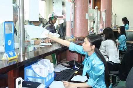 Lãi suất huy động đã giảm nhưng lượng khách hàng đến ngân hàng gửi tiền tiết kiệm vẫn ổn định