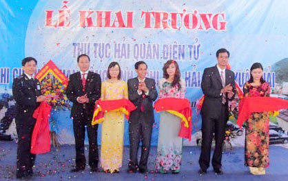 Lãnh đạo Cục Hải quan và các địa phương liên quan cắt băng khai trương chương trình thông quan điện tử