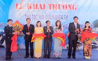 Lãnh đạo Cục Hải quan và các địa phương liên quan cắt băng khai trương chương trình thông quan điện tử