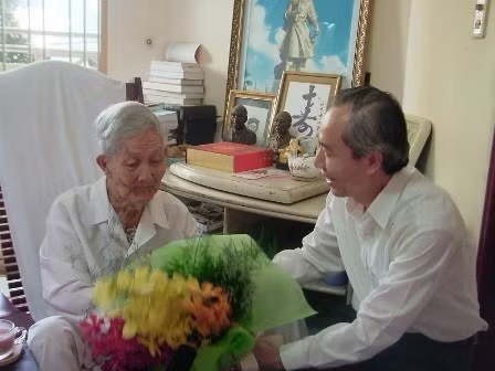 Chủ tịch UBTW MTTQ Việt Nam Huỳnh Đảm thăm GS Trần Văn Giàu nhân dịp GS tròn 100 tuổi. Ảnh tư liệu của Dân trí