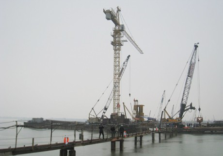 Công nhân Công ty 479 thi công trụ 17 cầu Bến Thủy 2 Công nhân Công ty 479 thi công trụ 17 cầu Bến Thủy 2