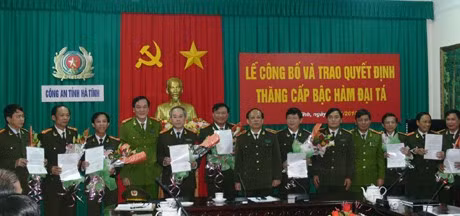 Ban Giám đốc Công an tỉnh Hà Tĩnh trao quyết định phong hàm cấp đại tá cho 17 cán bộ là trưởng các phòng và trưởng, phó công an các huyện, thành, thị