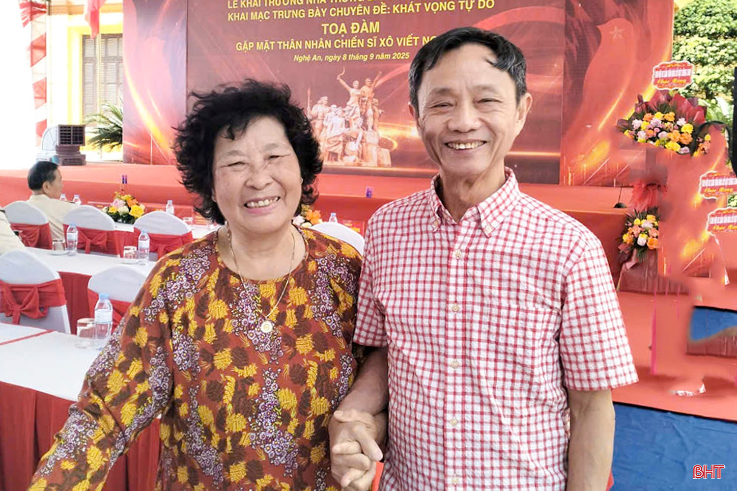 Bà Trương Quế Phương (nguyên Phó Giám đốc Bảo tàng Xô viết Nghệ Tĩnh cũ) cùng thân nhân chiến sỹ Xô viết là họa sỹ Lê Huy Tiếp (Hà Nội), trong buổi gặp mặt. bqbht_br_a6.jpg