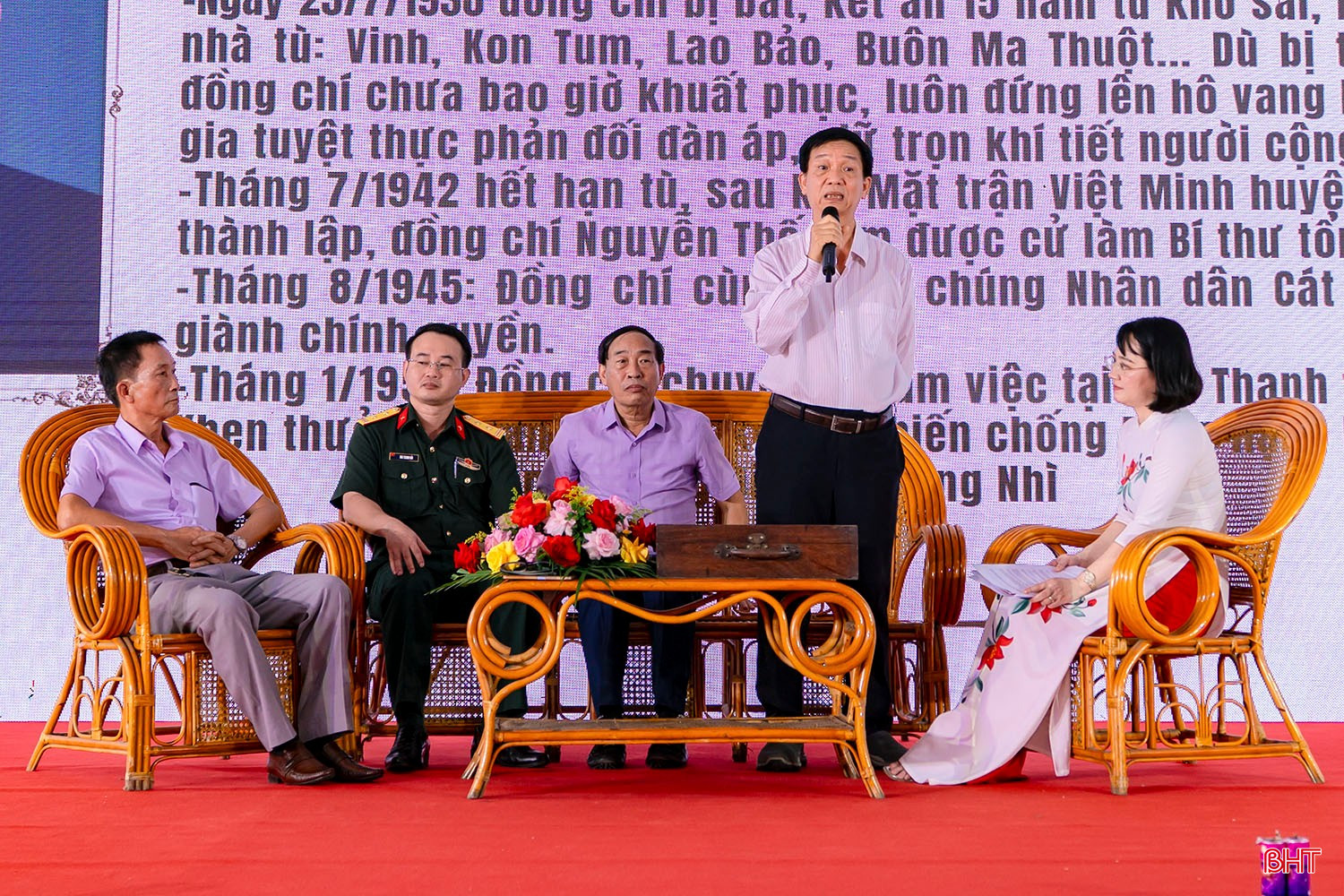 Trung tá Mai Thanh Hải (thứ 2 từ trái sang) tham dự tọa đàm "Gặp mặt thân nhân các chiến sỹ Xô viết do Bảo tàng Nghệ An - Xô viết Nghệ Tĩnh tổ chức, nhân dịp Kỷ niệm 95 năm Xô viết Nghệ Tĩnh (12/9/1930 -12/9/2025). bqbht_br_a4.jpg