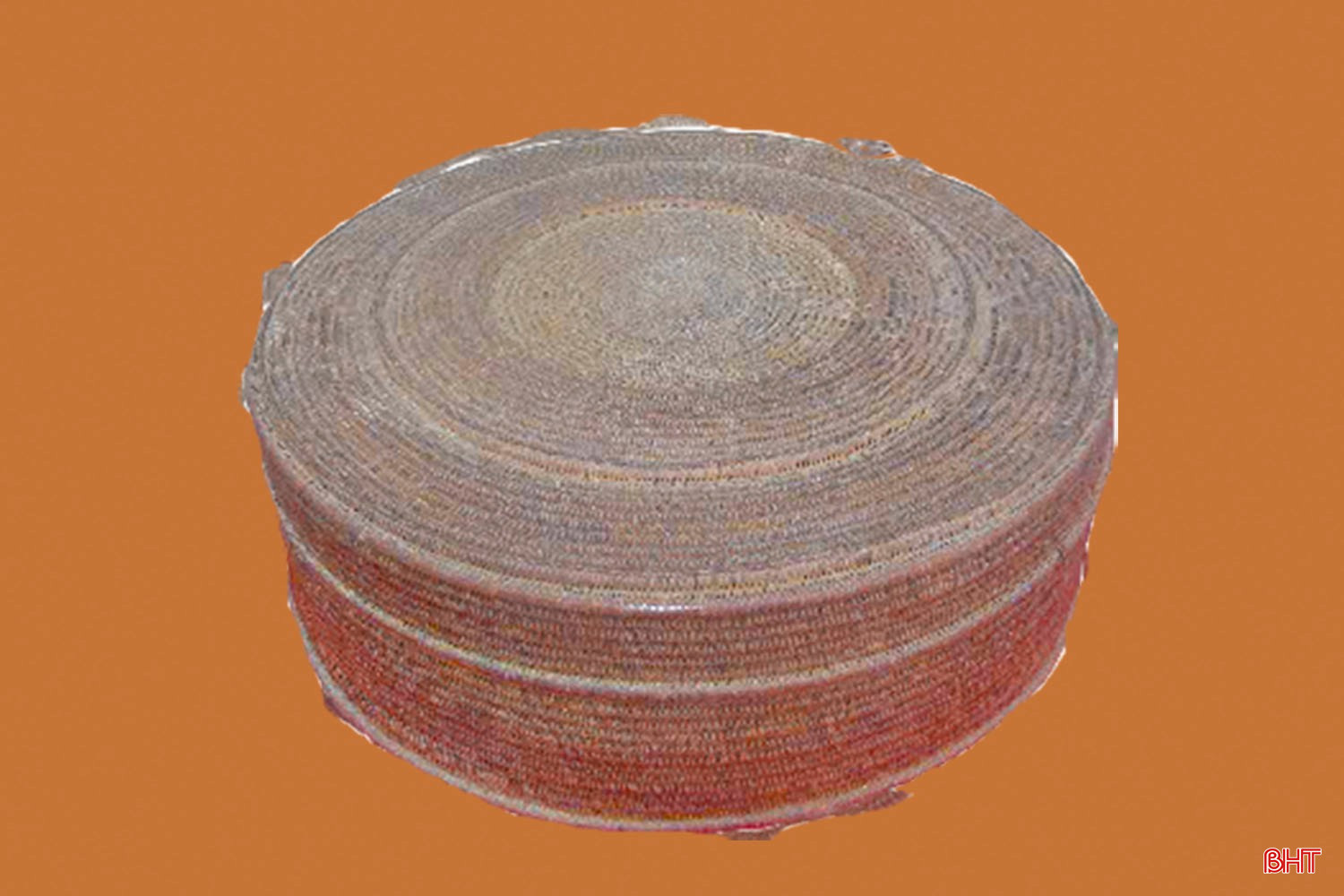 Chiếc quả mây đỏ do cụ Mai Đỉnh - một trong những chiến sỹ Xô viết thuộc gia đình cụ Mai Hòe, hiện được bảo quản tại Bảo tàng Nghệ An - Xô viết Nghệ Tĩnh. bqbht_br_a212.jpg