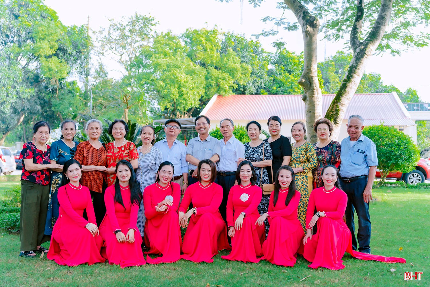 Các thế hệ cán bộ Bảo tàng Xô viết Nghệ Tĩnh (cũ) nay là Bảo tàng Nghệ An - Xô viết Nghệ Tĩnh gặp mặt nhân dịp Kỷ niệm 95 năm Xô viết Nghệ Tĩnh. bqbht_br_a5.jpg