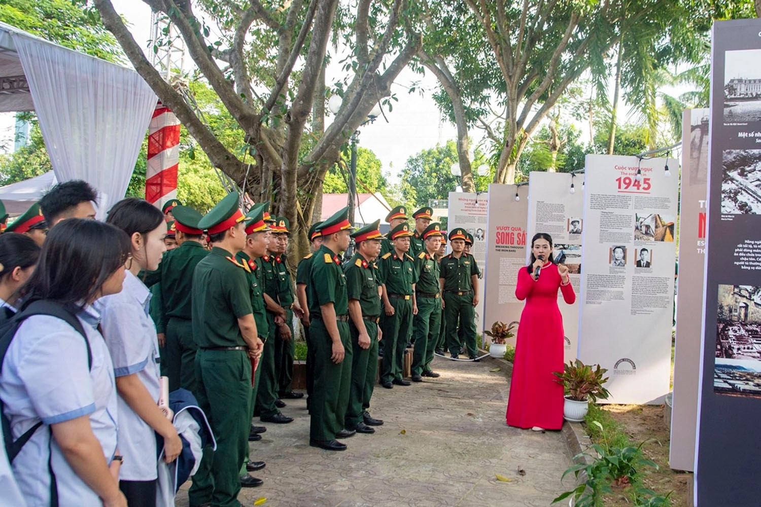 Cán bộ, chiến sỹ và các em học sinh, sinh viên tham quan Trưng bày "Khát vọng tự do" tại Bảo tàng Nghệ An - Xô viết Nghệ Tĩnh. b5.jpg