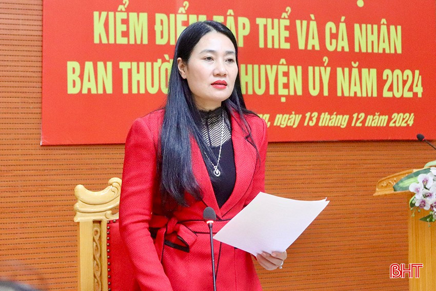 Bí thư Huyện ủy Vũ Quang Nguyễn Thị Việt Hà phát biểu tại hội nghị.