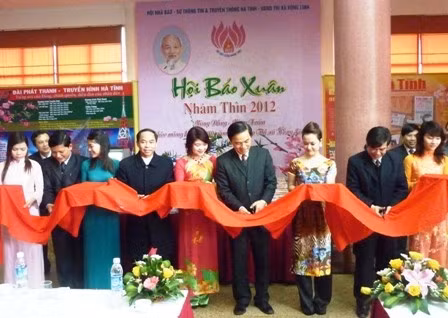 Các đồng chí lãnh đạo tỉnh cắt băng khai mạc Hội Báo Xuân Nhâm Thìn 2012