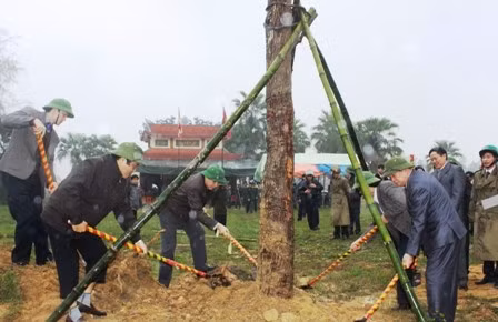 Bí thư Tỉnh ủy Nguyễn Thanh Bình phát động Tết trồng cây tại xã Thạch Đài