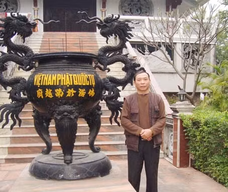 Tác giả bên lư hương ở chùa Việt Nam Phật Quốc Tự do thầy Thích Huyền Diệu xây dựng ở đất Phật tại bang Bihar, Ấn Độ
