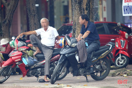 Đeo khẩu trang phòng dịch ở Hà Tĩnh: Vẫn còn tình trạng người quên, người đeo... dưới cằm