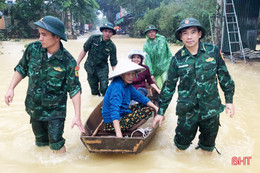 Ấm áp tình quân dân ở vùng “rốn” lũ