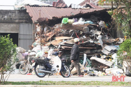 Nhếch nhác các điểm thu gom phế liệu nằm bên đường cái ở Can Lộc