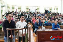 Nhóm thanh niên mang hung khí vào quán đêm chém người