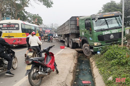 Hương Khê: Va chạm với xe đầu kéo, người đàn ông tử vong tại chỗ