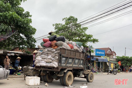 "Làng Hàn Quốc" ở Hà Tĩnh: Người dân phải tự "khuân" rác lên xe...!