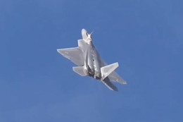 Những pha nhào lộn khó tin của siêu tiêm kích F-22 Raptor