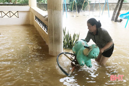 Chuyện các thầy cô giáo huyện miền núi Hà Tĩnh băng nước lũ “giữ trường”