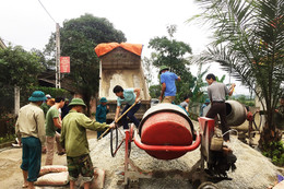 “Gác” ngày nghỉ, giáo viên Hương Sơn cùng Nhân dân xây dựng NTM