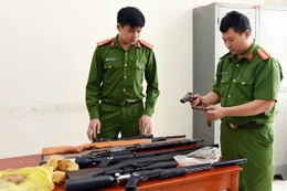 Công an huyện Kỳ Anh thu hồi 2 khẩu súng quân dụng, nhiều vũ khí