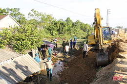 Bảo vệ thi công kênh chính Linh Cảm đoạn qua huyện Đức Thọ