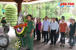 Lãnh đạo tỉnh Bắc Kạn dâng hương các di tích lịch sử Hà Tĩnh