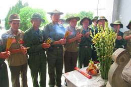 Khánh thành công trình Đền tưởng niệm - Bến thả hoa bờ bắc sông Thạch Hãn.