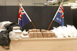 Cảnh sát New Zealand thu giữ 190 kg cocaine giấu trong container chuối