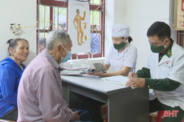 Quân y biên phòng Hà Tĩnh chăm sóc sức khỏe Nhân dân sau lũ